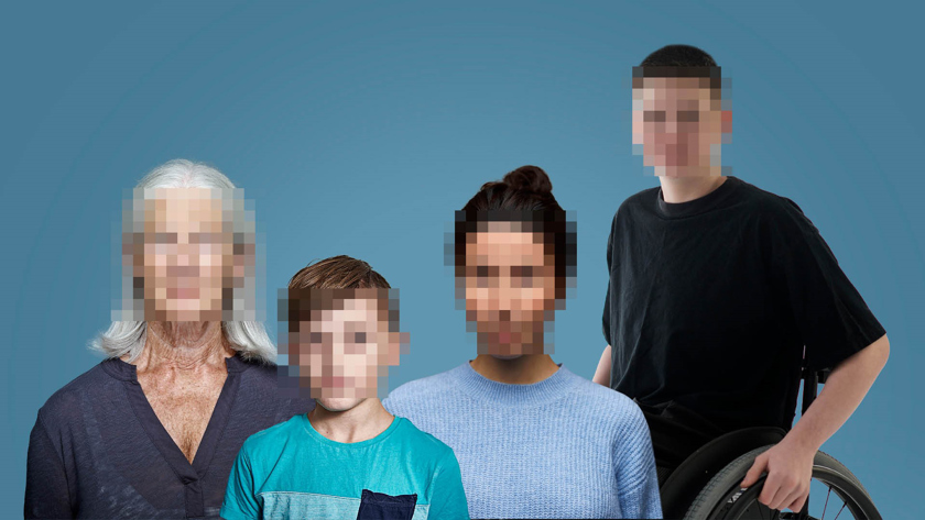 Fyra personer med pixlade ansikten framför en blå bakgrund