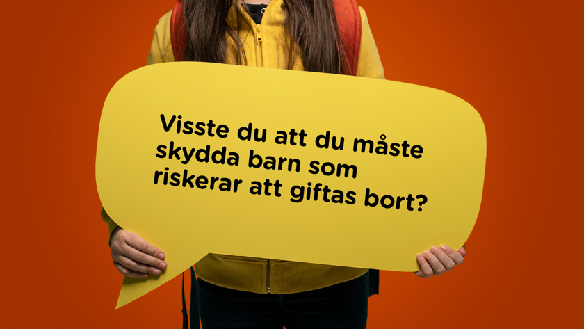 Bild på person som håller i skylt med texten "Visste du att du måste skyddas barn som riskerar att giftas bort?"