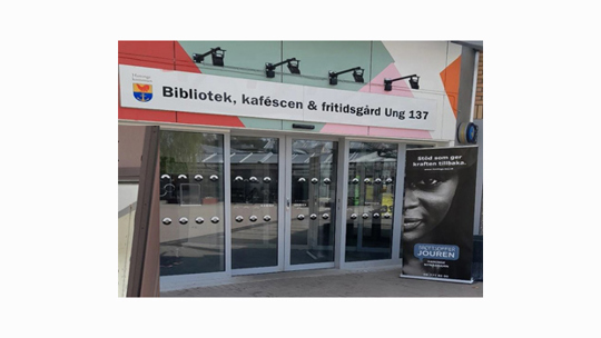 Bild på Brottsofferjourens skylt utanför bibliotek